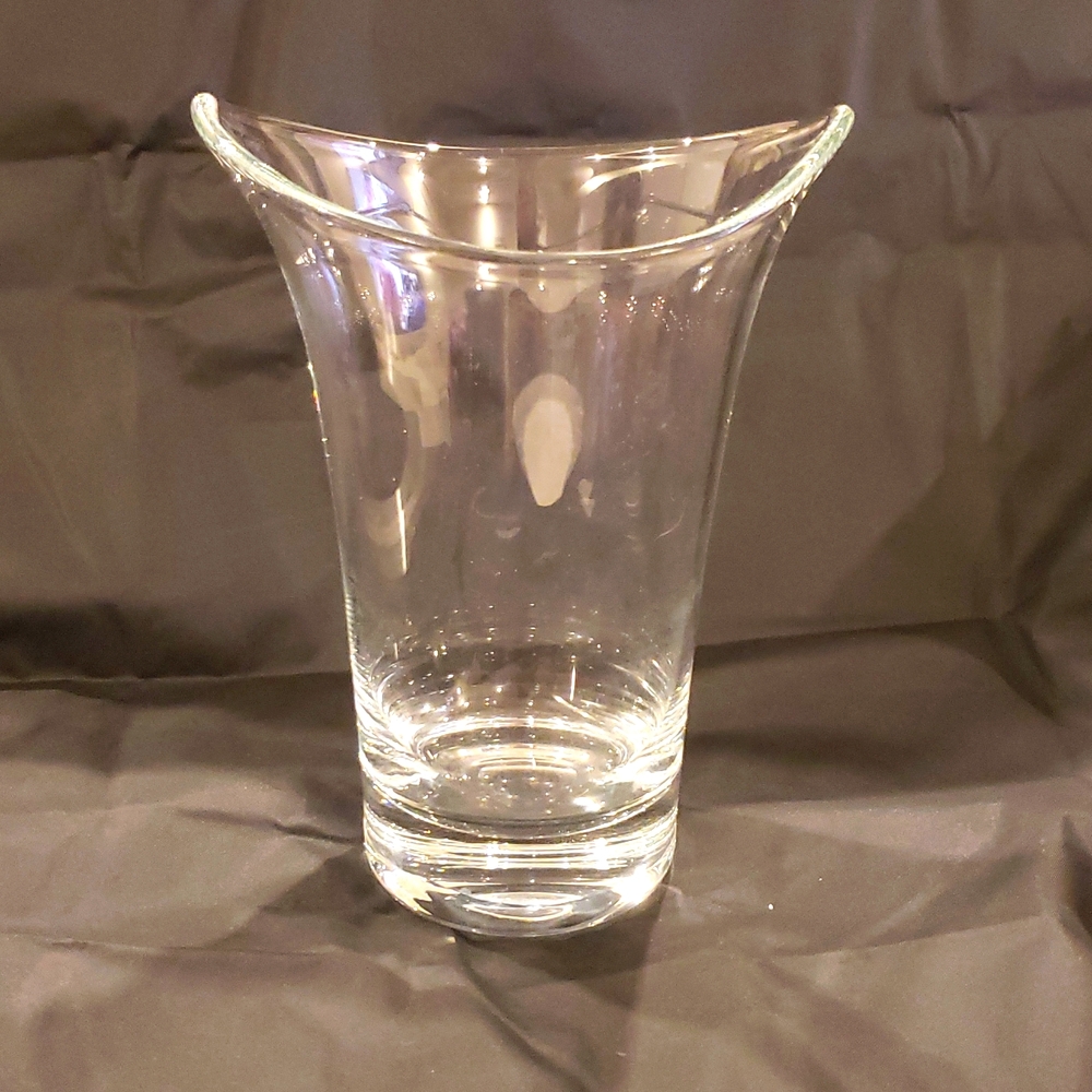 Glass vase with heavy base, 8" high x 5" wide